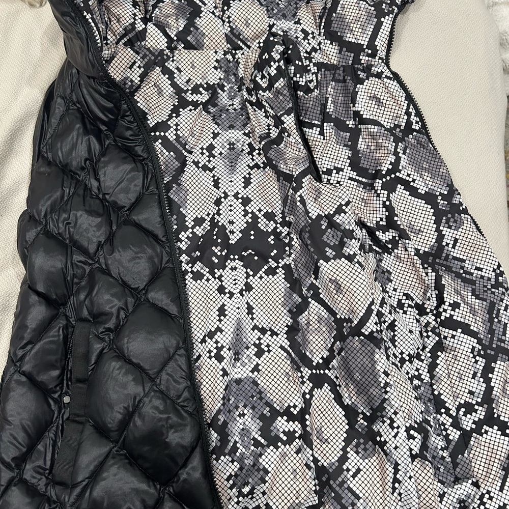 Lululemon Puffer Vest Size 6 Reversible Snake Black